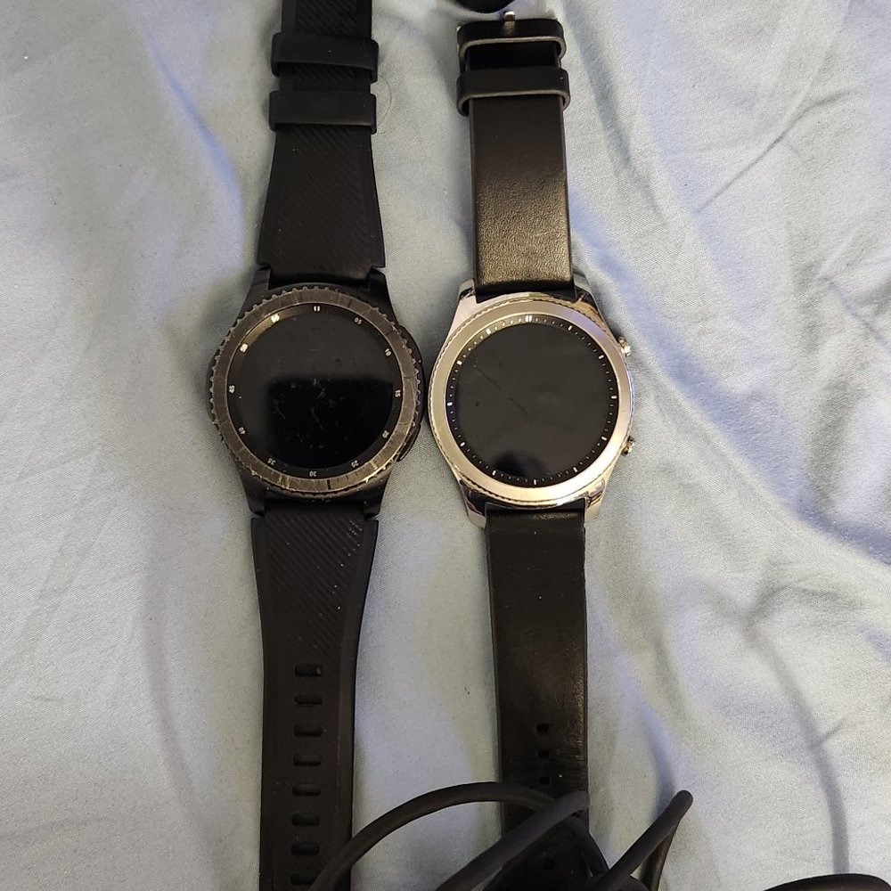 2x Samsung gear 3 watches + trio charger  im not desperate priced to sell!!!!